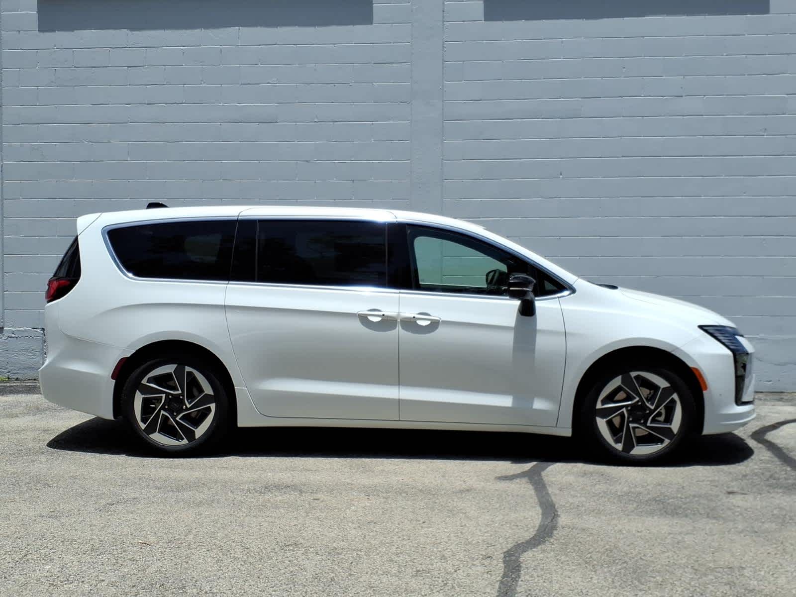 2027 Chrysler Pacifica Limited's photo