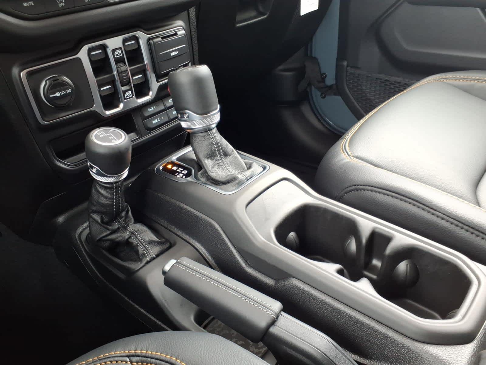 2026 Jeep Gladiator GLADIATOR SAHARA 4X4